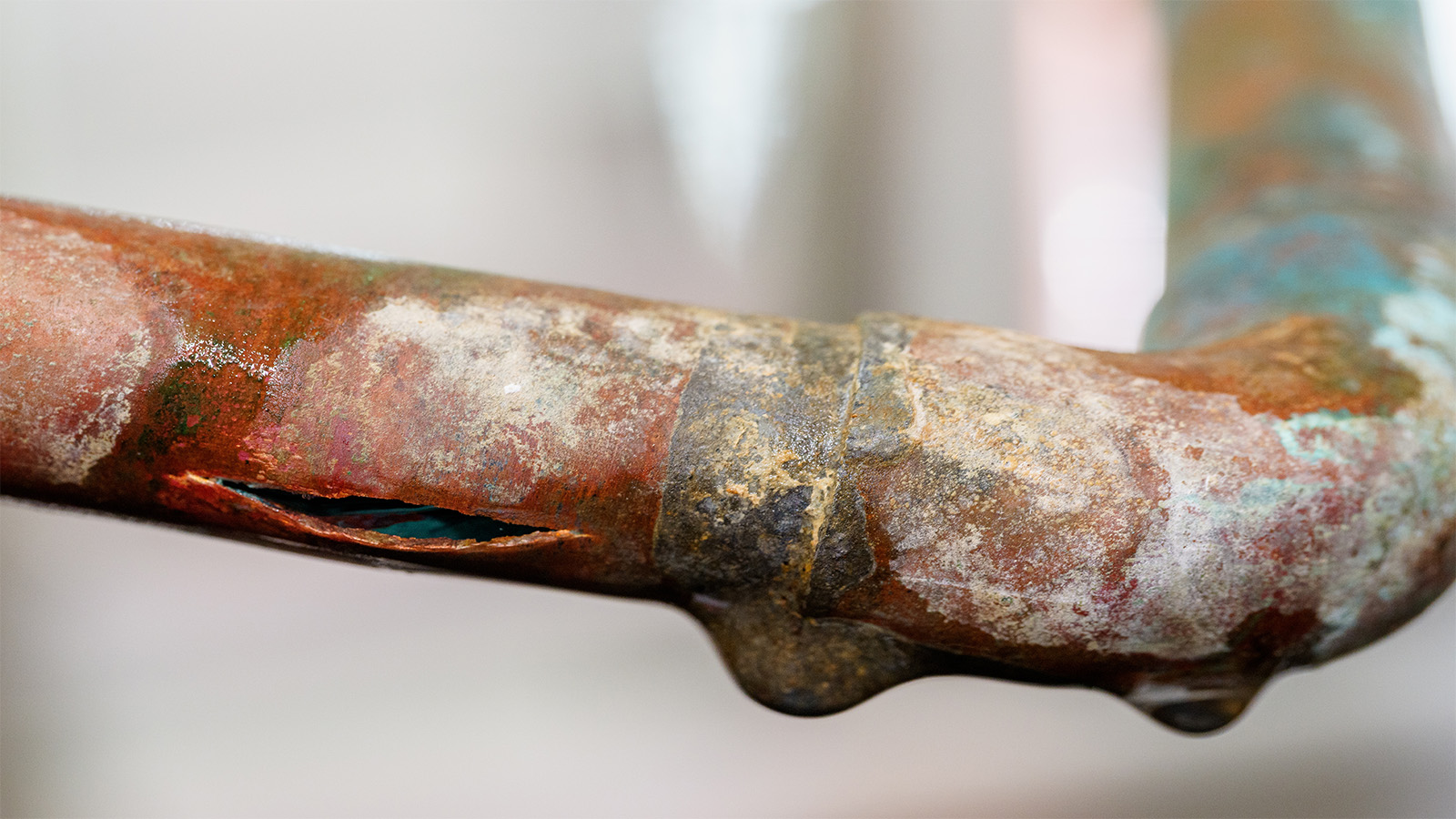 Frozen copper pipe burst with water leaking in Austin, TX.